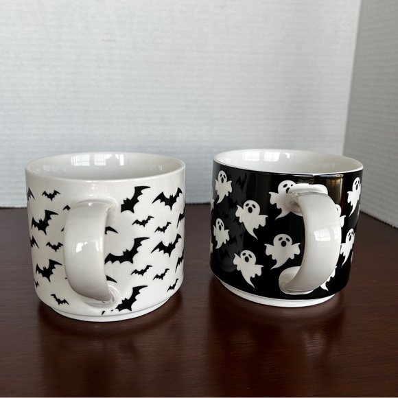 Mug Shotz Two Large Mugs One with Ghosts and One with Bats Halloween - Picture 2 of 8